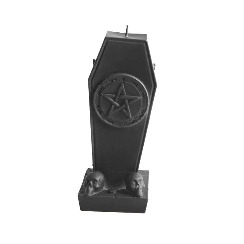 Schwarze, sargförmige Kerze mit Pentagram-Aufdruck und zwei kleinen Totenkopfen am Fuß