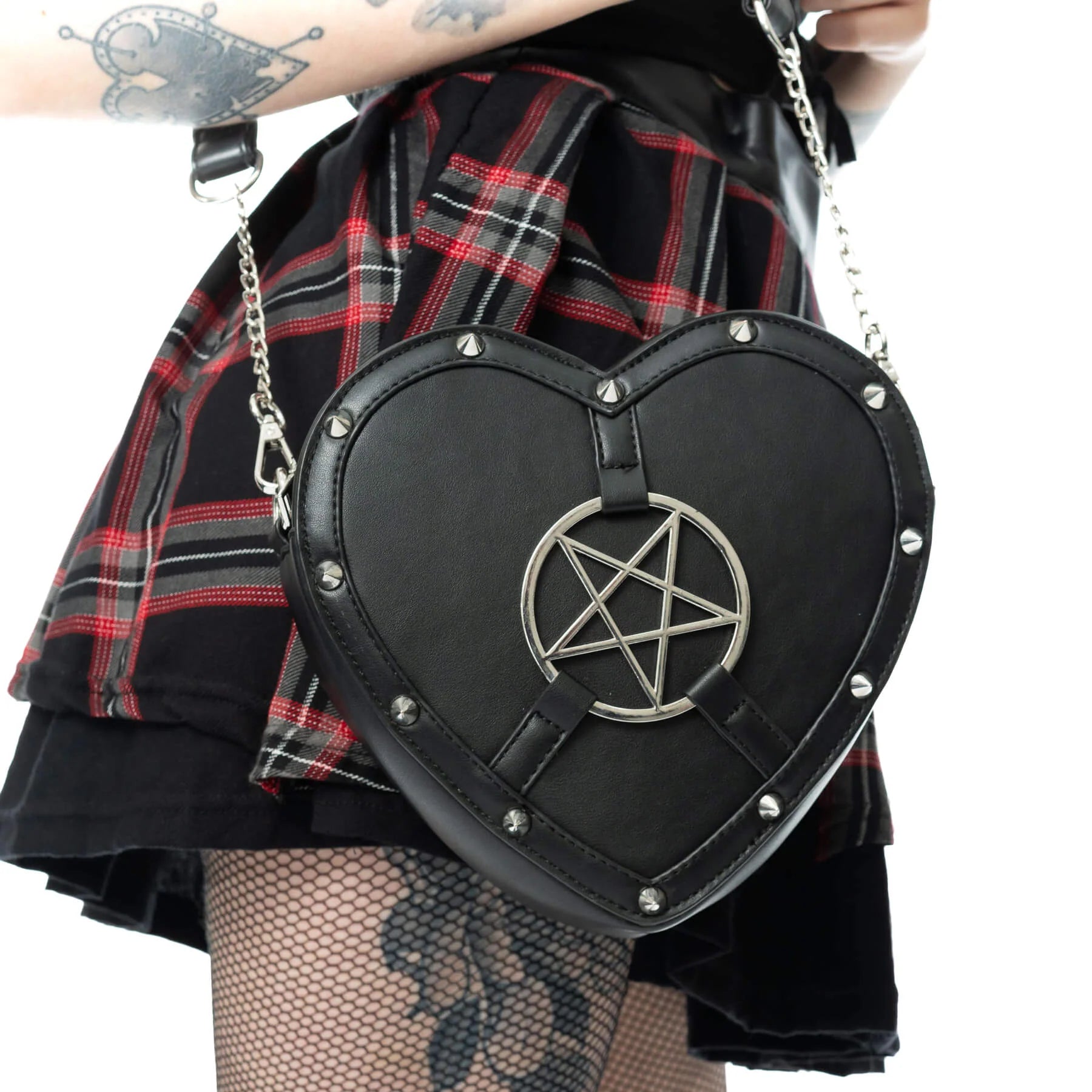 Schwarze, herzförmige Umhängetasche PENTAHAUNT LOVE BAG mit Pentagram von Poizen Industries
