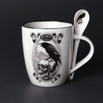 Weiße Tasse Poe's Raven Mug &amp; Spoon Set mit schwarzem Rabenprint sowie Löffel im Henkel von Alchemy