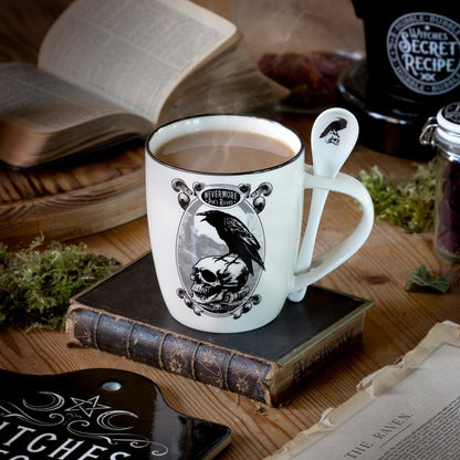 Weiße Tasse Poe's Raven Mug &amp; Spoon Set mit schwarzem Rabenprint sowie Löffel im Henkel von Alchemy