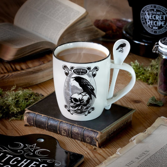 Weiße Tasse Poe's Raven Mug &amp; Spoon Set mit schwarzem Rabenprint sowie Löffel im Henkel von Alchemy