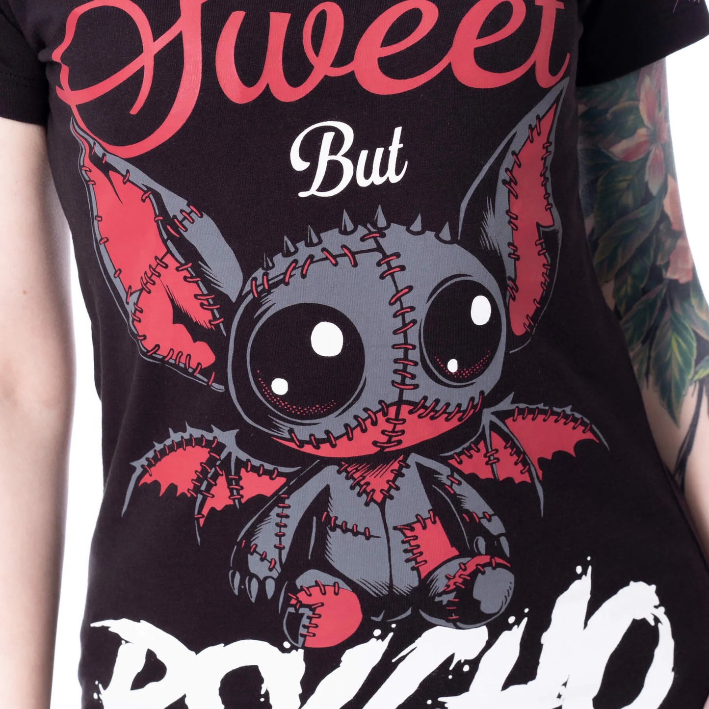 Schwarz-rotes Oberteil PSYCHO BAT T SHIRT mit niedlichem Print einer genähten Fledermaus von Cupcake Cult