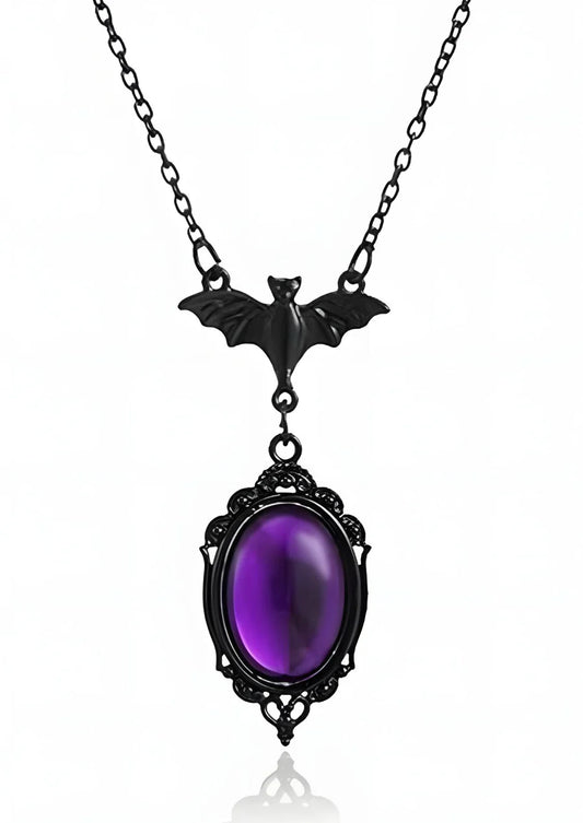 Schwarze PURPLE BAT STONE Kette mit schwarzer Fledermaus und lilafarbendem Steinanhänger von EASURE