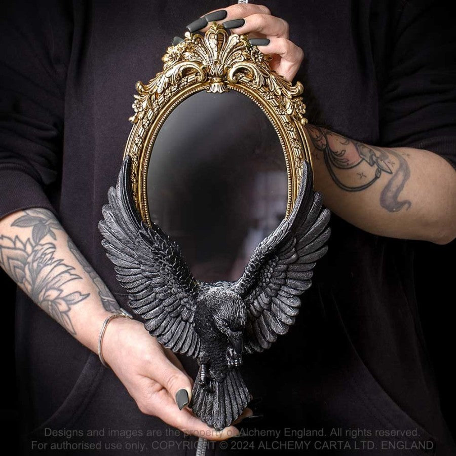 Wandspiegel Raven's Gaze Wall Mirror mit realistisch gestaltetem schwarzem Raben im Flug auf einem goldenen Barockrahmen von Alchemy England