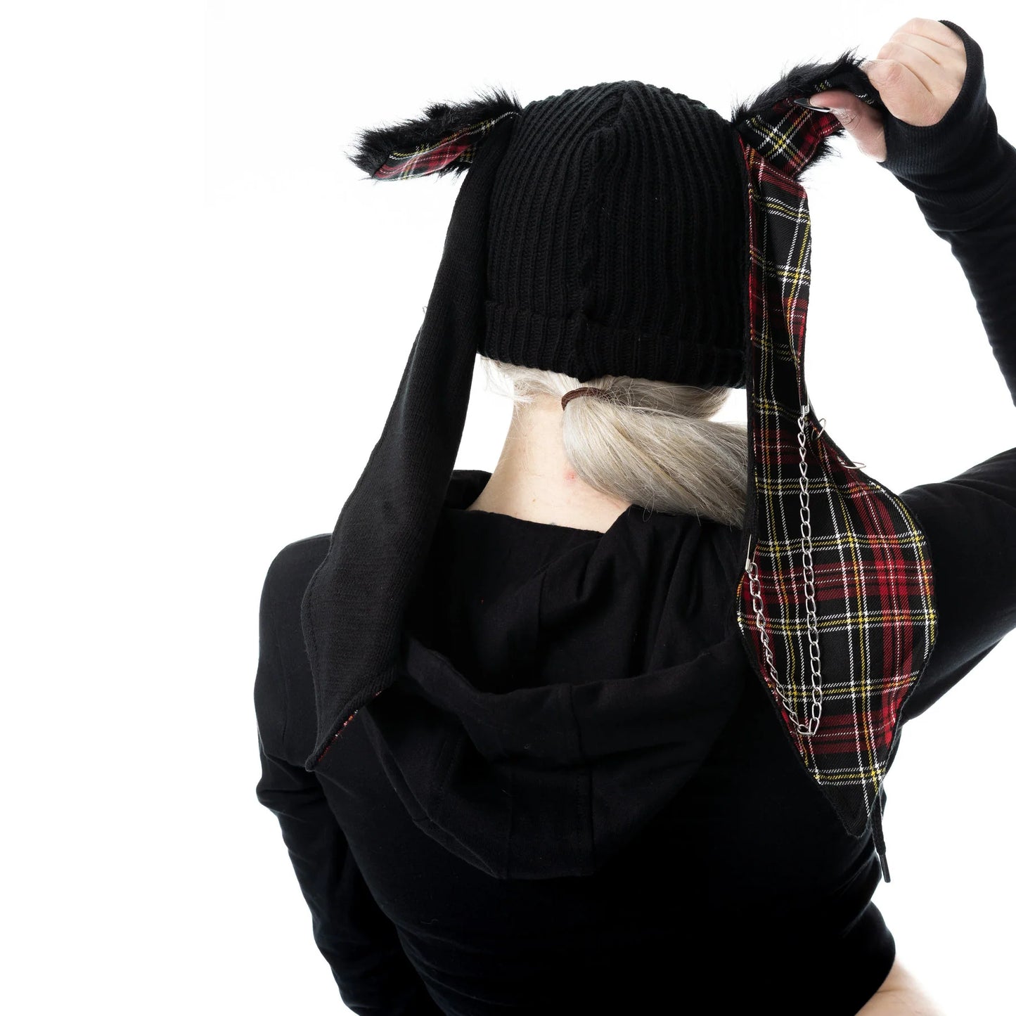 Schwarze Strickmütze RINI HAT BLACK mit Hasenohren, Zierketten und Tartanmuster von Cupcake Cult