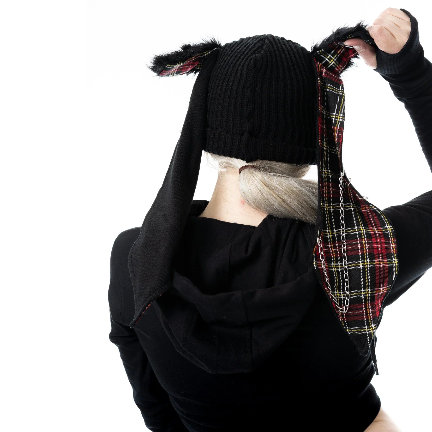 Schwarze Strickmütze RINI HAT BLACK mit Hasenohren, Zierketten und Tartanmuster von Cupcake Cult