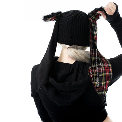 Schwarze Strickmütze RINI HAT BLACK mit Hasenohren, Zierketten und Tartanmuster von Cupcake Cult