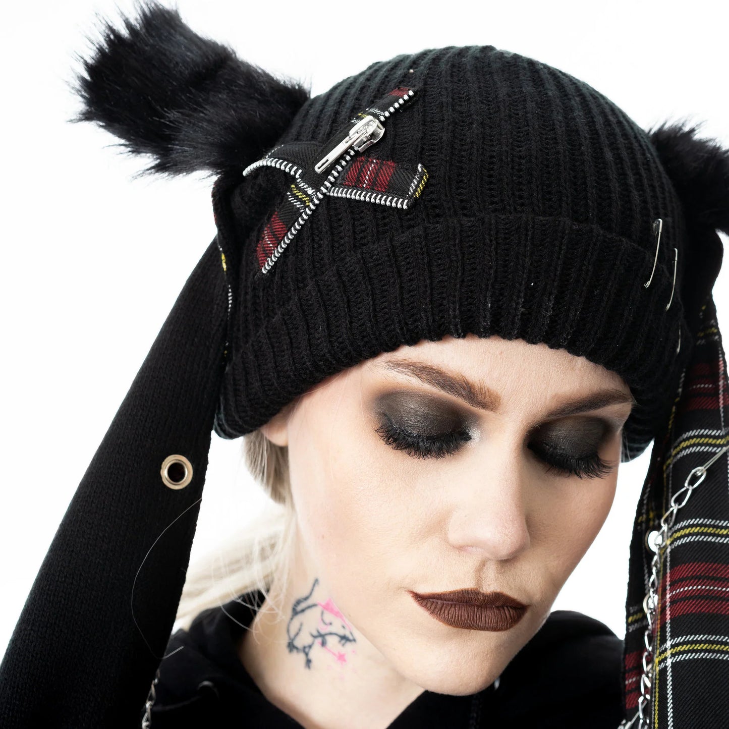 Schwarze Strickmütze RINI HAT BLACK mit Hasenohren, Zierketten und Tartanmuster von Cupcake Cult