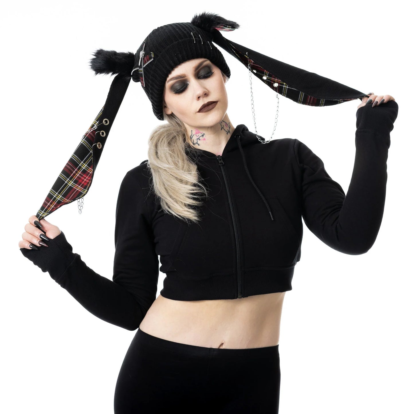 Schwarze Strickmütze RINI HAT BLACK mit Hasenohren, Zierketten und Tartanmuster von Cupcake Cult