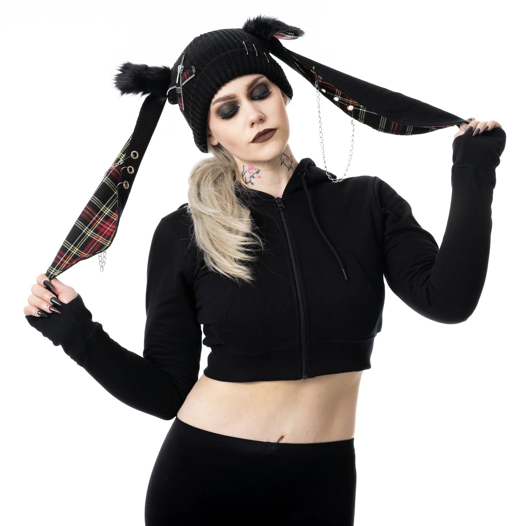 Schwarze Strickmütze RINI HAT BLACK mit Hasenohren, Zierketten und Tartanmuster von Cupcake Cult