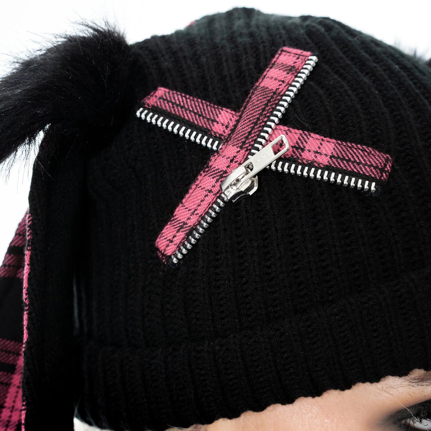 Schwarze Strickmütze RINI HAT PINK mit Hasenohren, Zierketten und pinkem Tartanmuster von Cupcake Cult