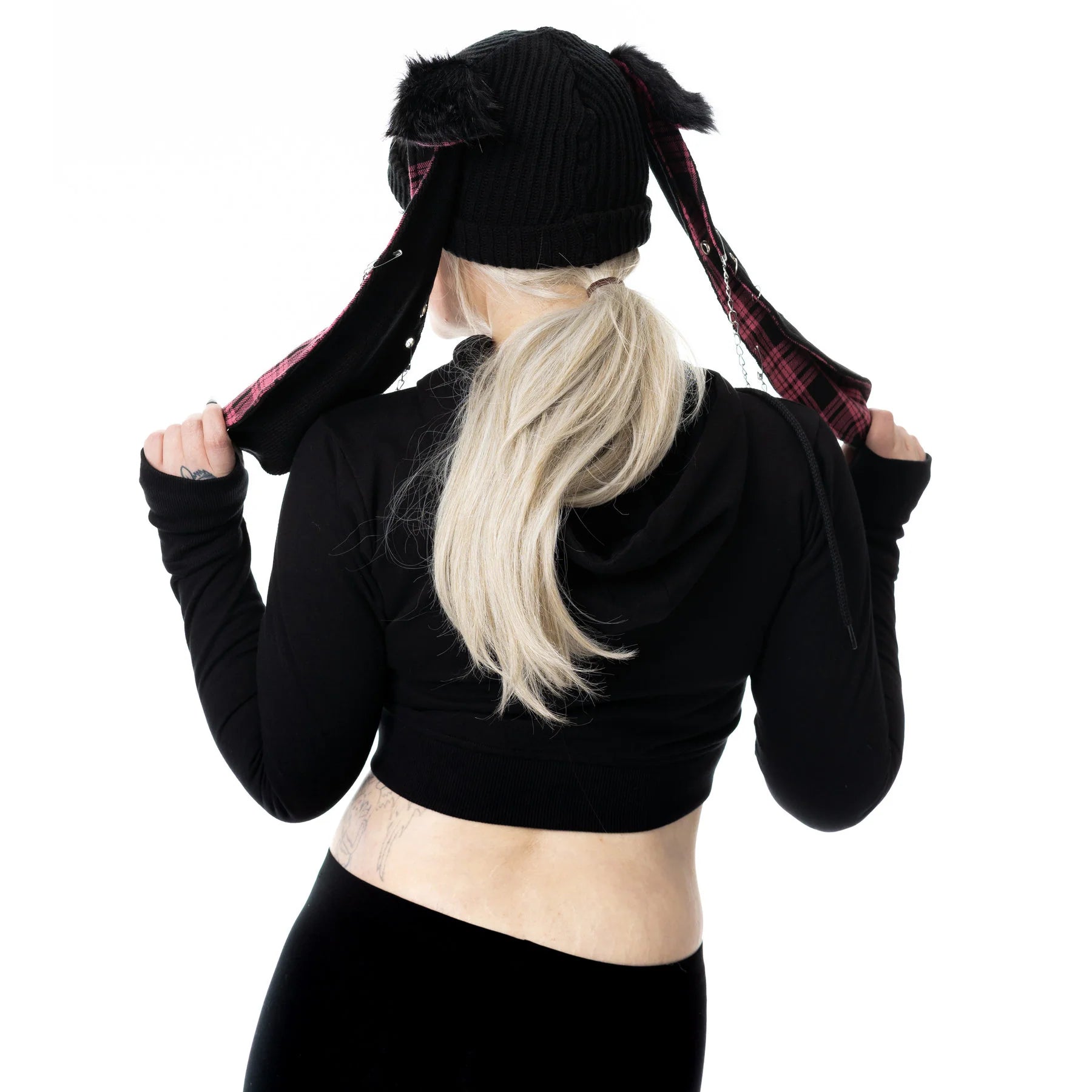 Schwarze Strickmütze RINI HAT PINK mit Hasenohren, Zierketten und pinkem Tartanmuster von Cupcake Cult