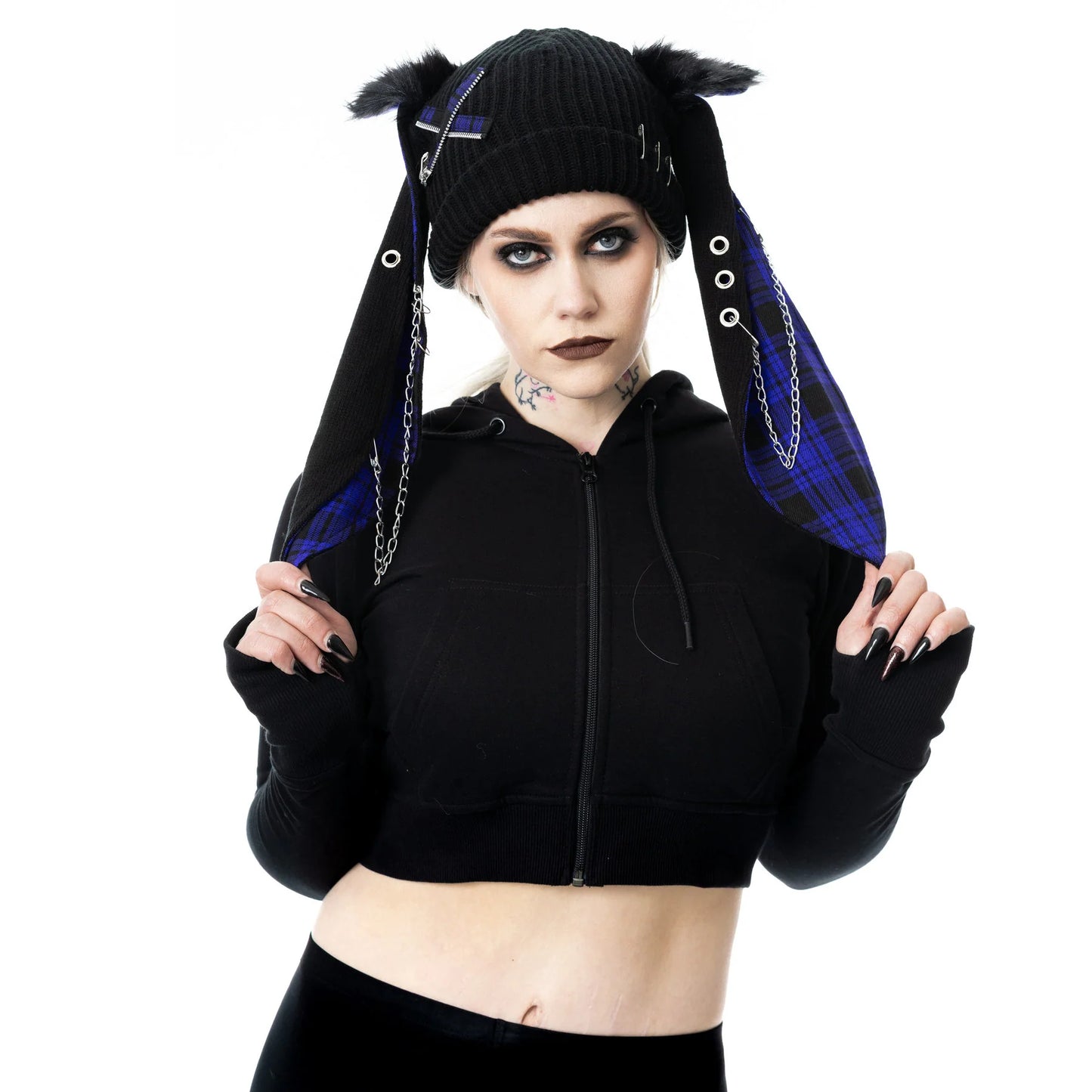 Schwarze Strickmütze RINI HAT PURPLE mit Hasenohren, Zierketten und lilanem Tartanmuster von Cupcake Cult