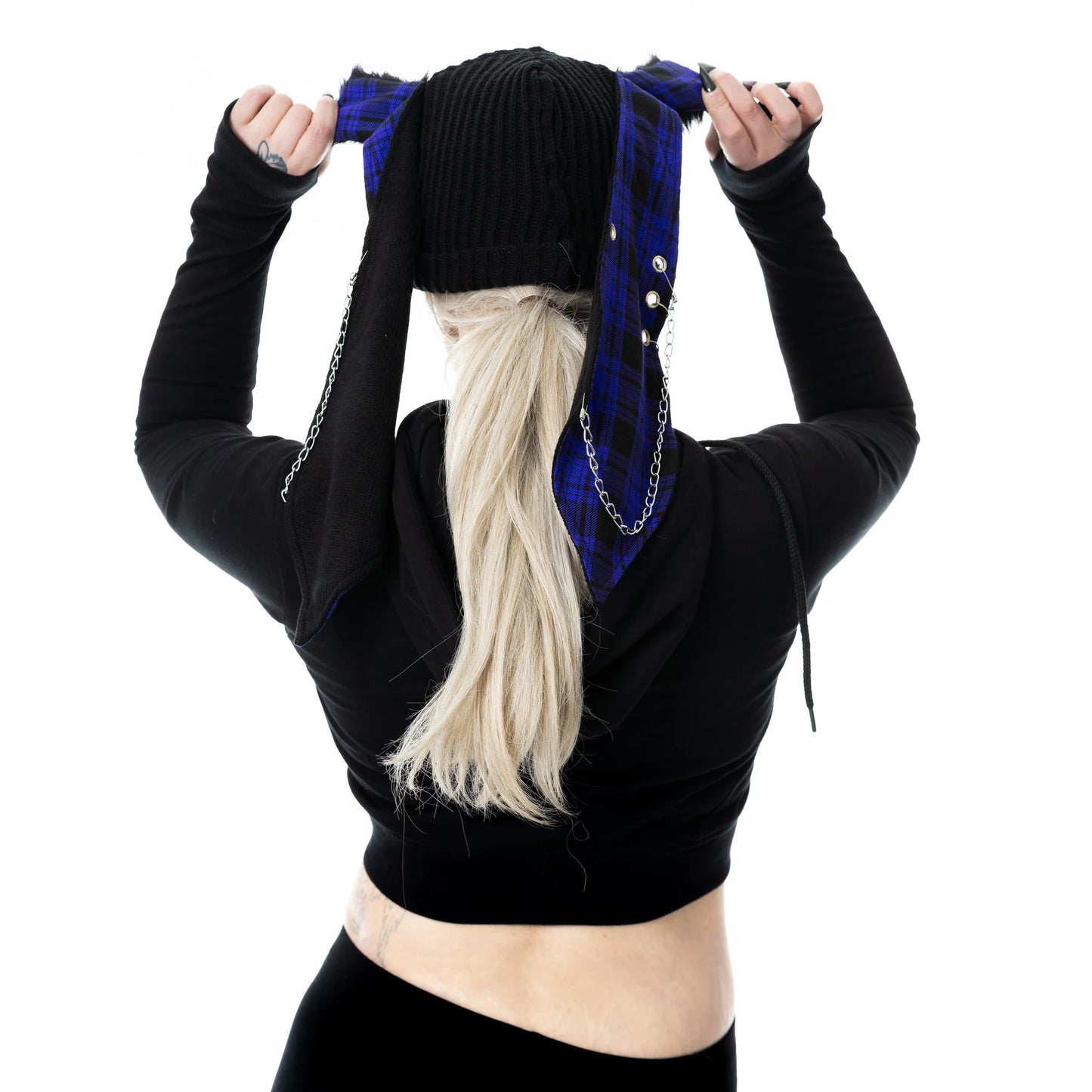 Schwarze Strickmütze RINI HAT PURPLE mit Hasenohren, Zierketten und lilanem Tartanmuster von Cupcake Cult