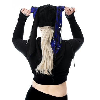 Schwarze Strickmütze RINI HAT PURPLE mit Hasenohren, Zierketten und lilanem Tartanmuster von Cupcake Cult