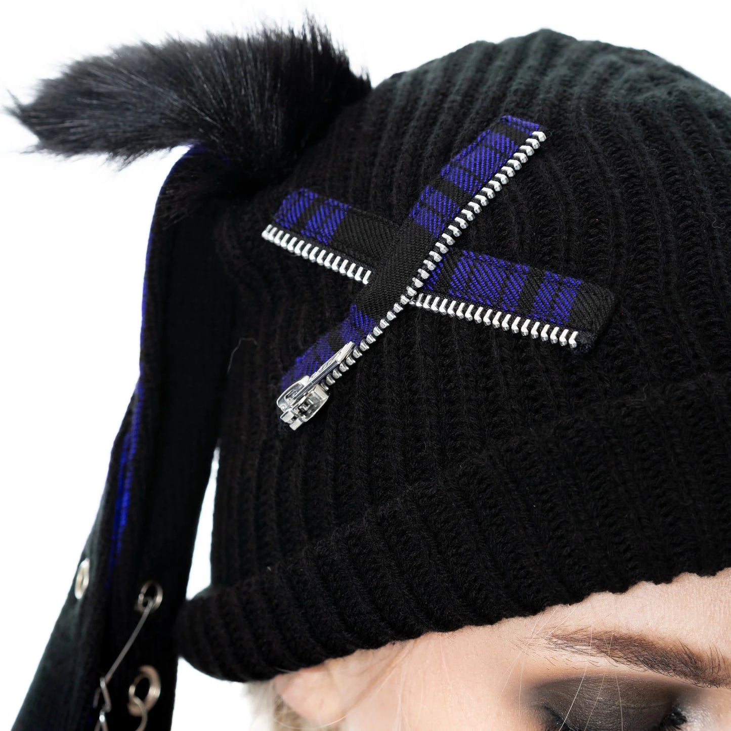 Schwarze Strickmütze RINI HAT PURPLE mit Hasenohren, Zierketten und lilanem Tartanmuster von Cupcake Cult