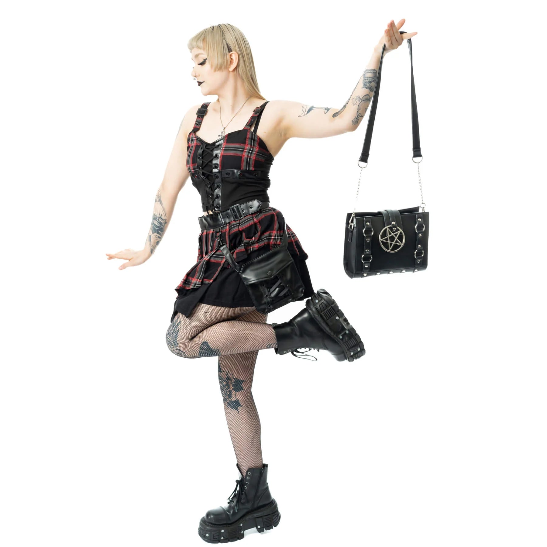 Schwarze Umhängetasche RITUAL BAG mit Pentagram an der Vorderseite von Poizen Industries