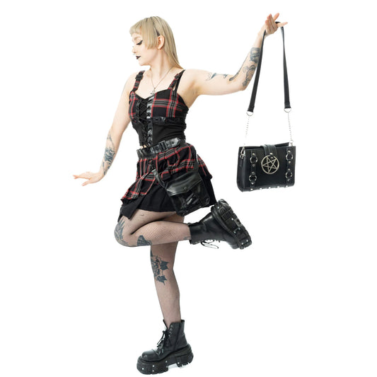 Schwarze Umhängetasche RITUAL BAG mit Pentagram an der Vorderseite von Poizen Industries