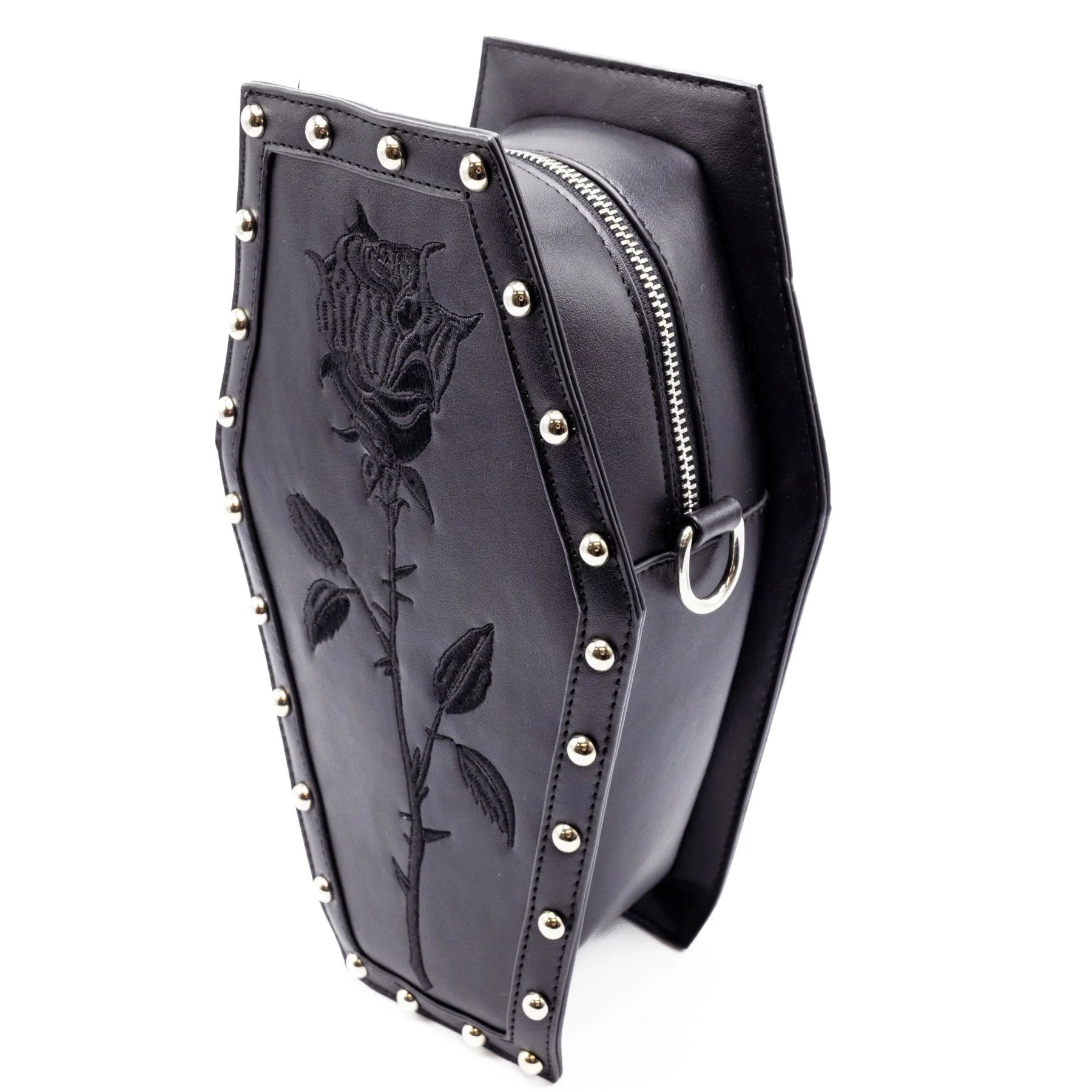 Schwarze, sargförmige Tasche ROSE COFFIN BAG mit Rosendetails und Ösen für Rucksackriemen von Heartless