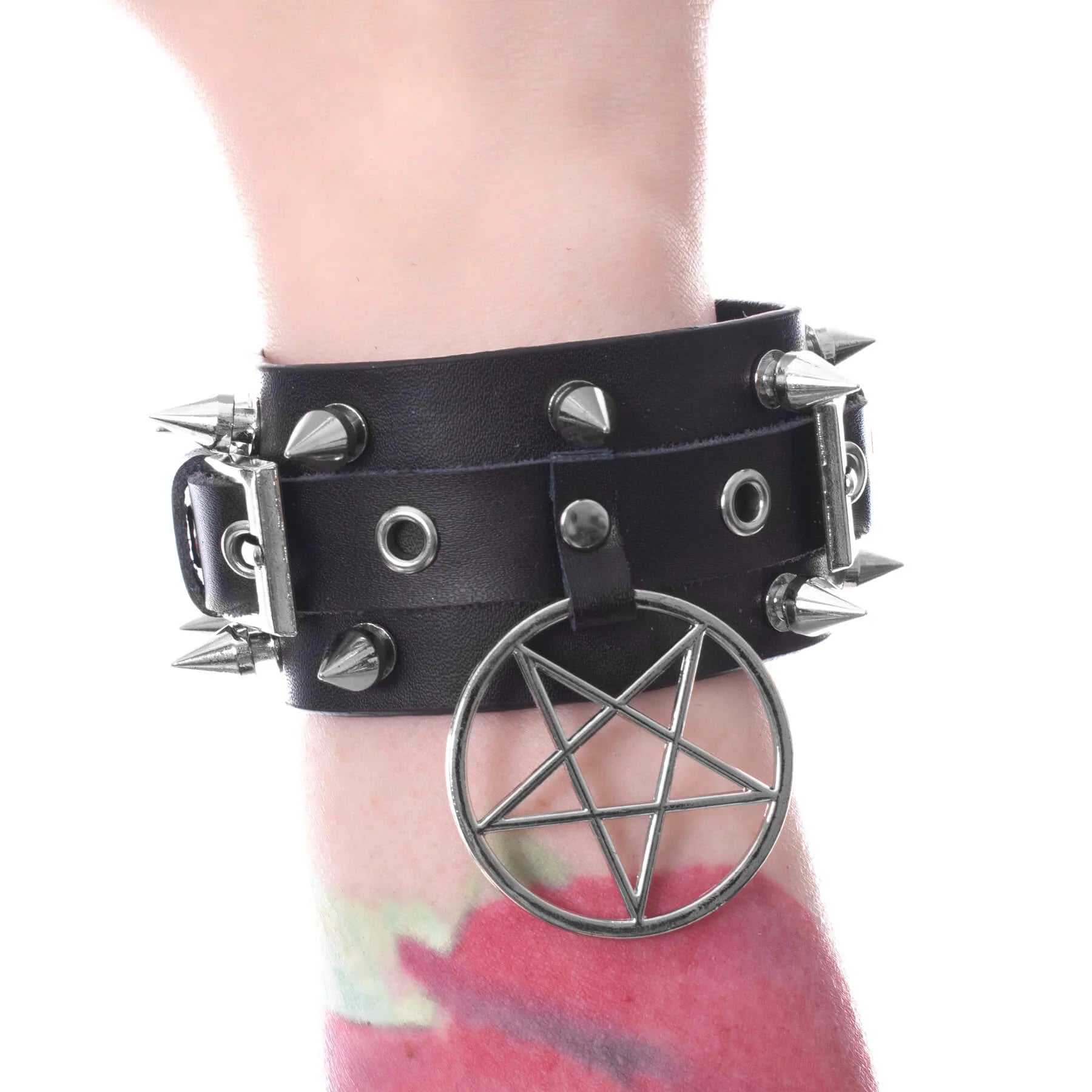 Schwarzes Armband SERENA BRACELET aus Kunstleder mit Killernieten und Pentagramanhänger von Poizen Industries