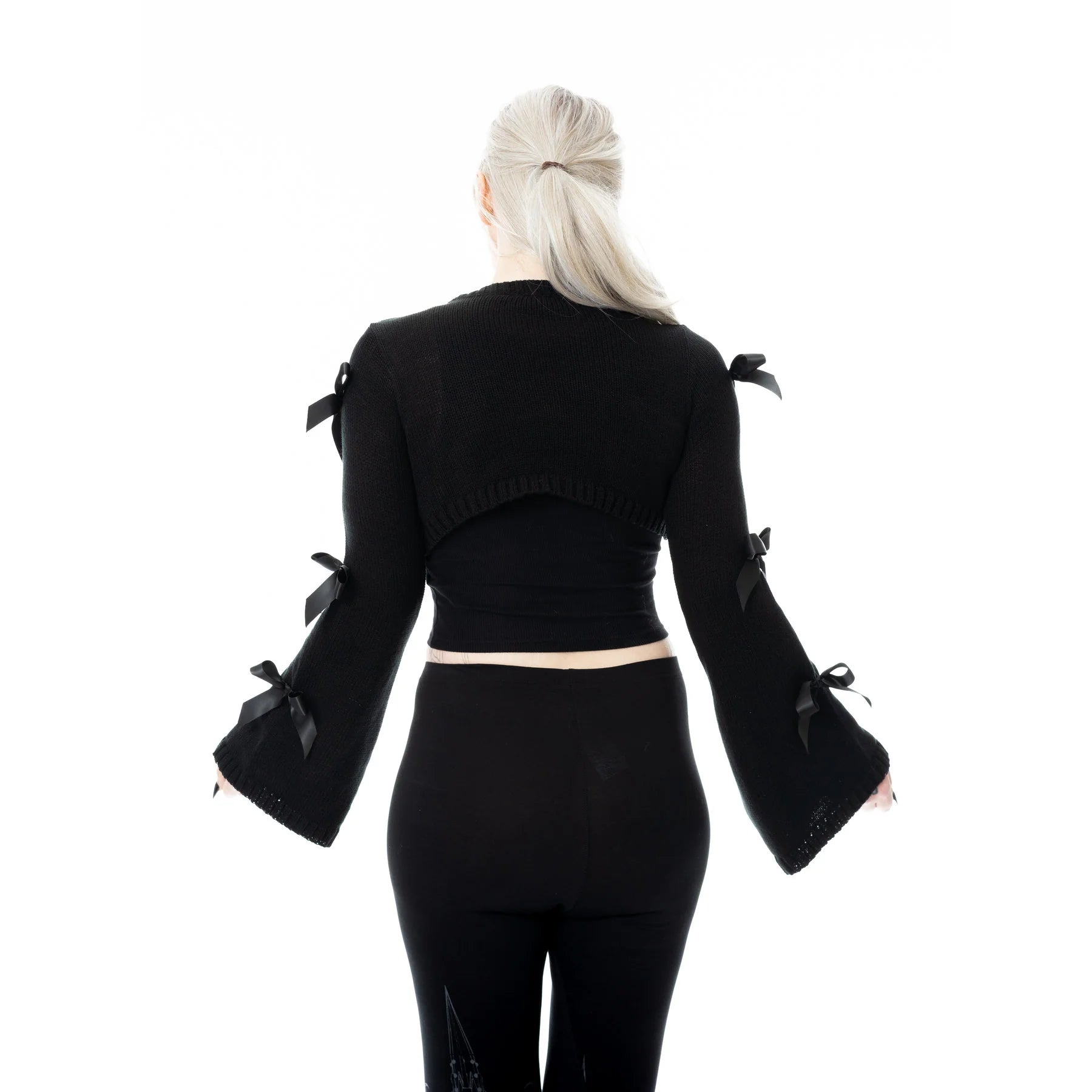 Schwarzes Oberteil SHADOWBELL BOLERO BLACK mit schwarzen Schleifen an den Ärmeln von Poizen Industries