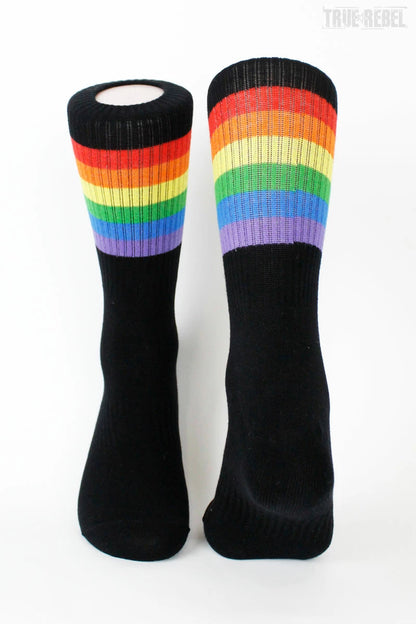Schwarze Socks Pride Black mit Regenbogenstreifen von Sixblox
