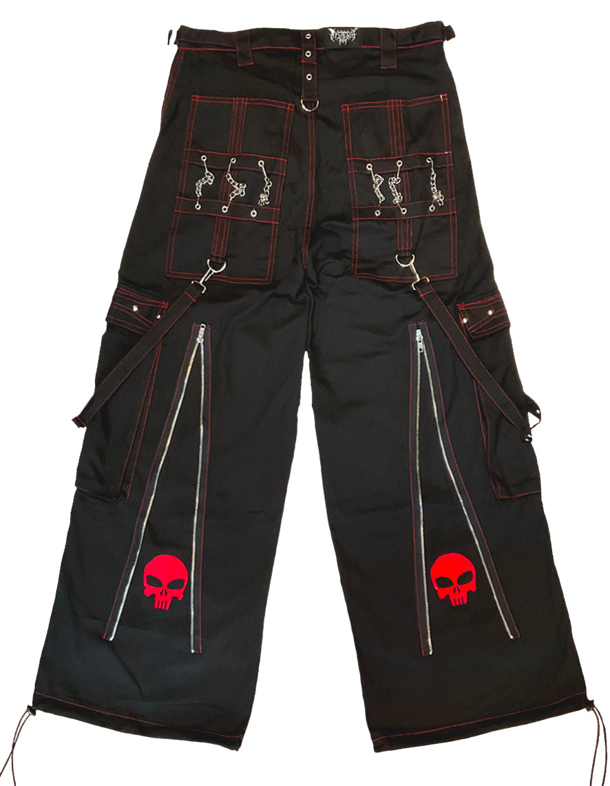 Rückseite schwarzer Stoffhose ZIP RED PANTS mit vielen Riemen, Ketten und roten Details von Moon Attic