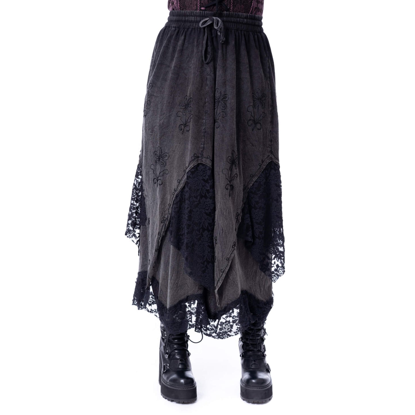 Schwarzer, langer, geschichteter Rock SOLEA SKIRT mit Stickelementen und Spitzenstoffeinsätzen von Innocent