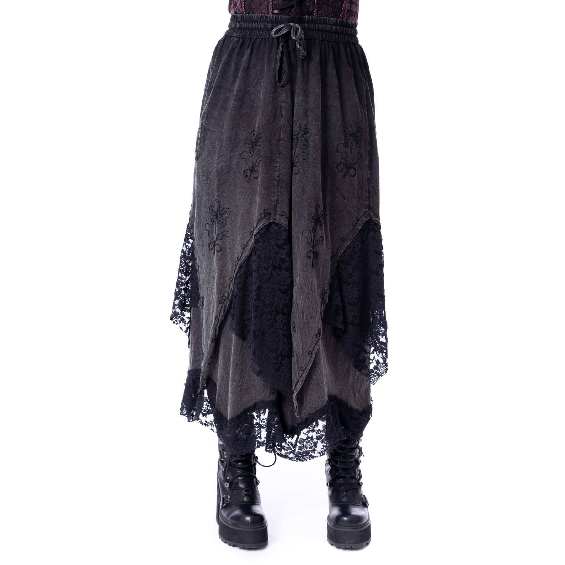 Schwarzer, langer, geschichteter Rock SOLEA SKIRT mit Stickelementen und Spitzenstoffeinsätzen von Innocent