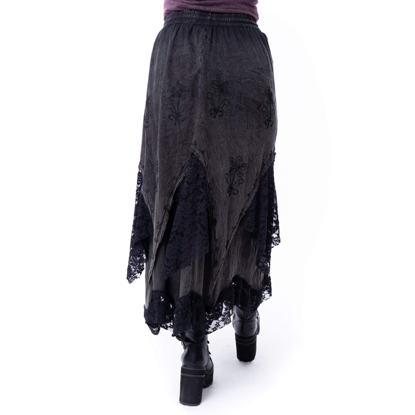 Schwarzer, langer, geschichteter Rock SOLEA SKIRT mit Stickelementen und Spitzenstoffeinsätzen von Innocent