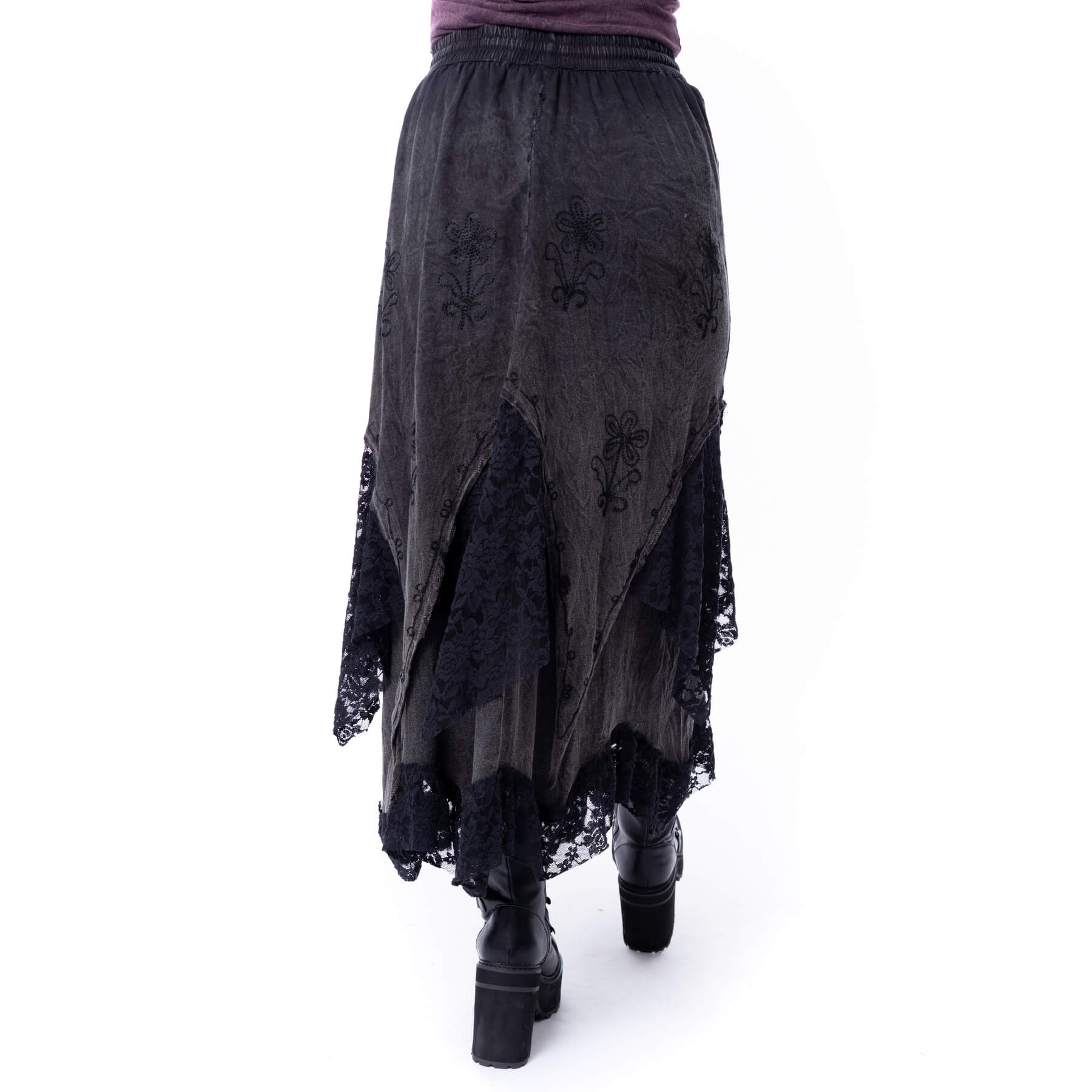 Schwarzer, langer, geschichteter Rock SOLEA SKIRT mit Stickelementen und Spitzenstoffeinsätzen von Innocent