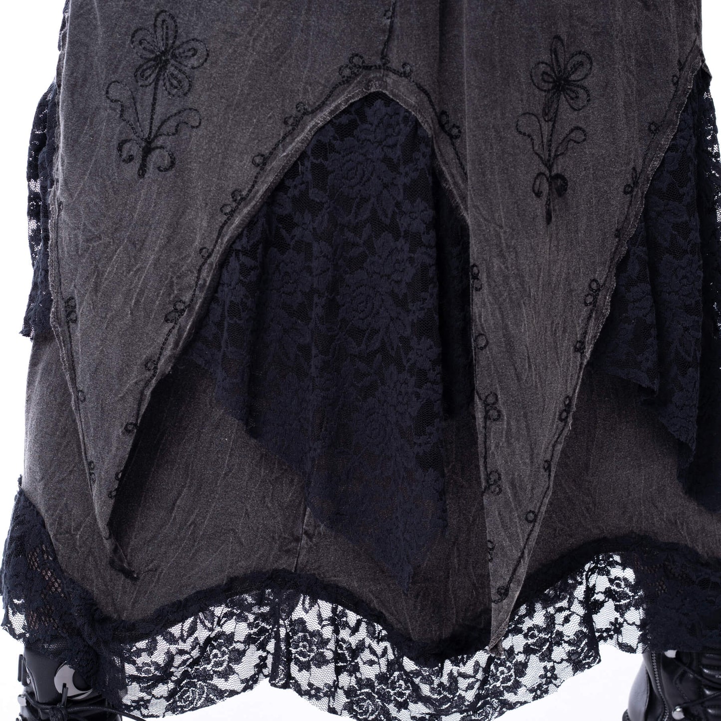 Schwarzer, langer, geschichteter Rock SOLEA SKIRT mit Stickelementen und Spitzenstoffeinsätzen von Innocent