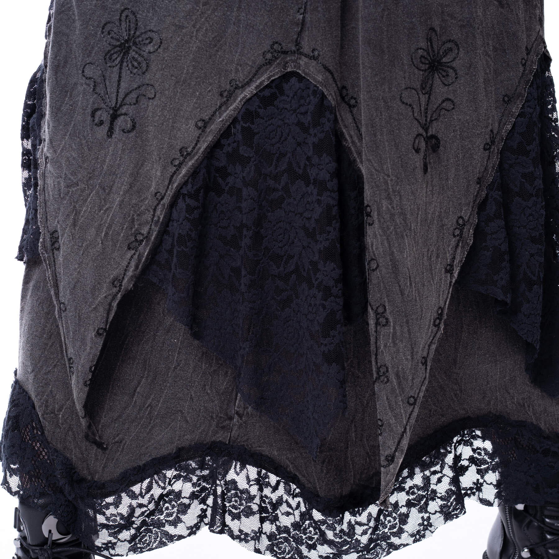 Schwarzer, langer, geschichteter Rock SOLEA SKIRT mit Stickelementen und Spitzenstoffeinsätzen von Innocent