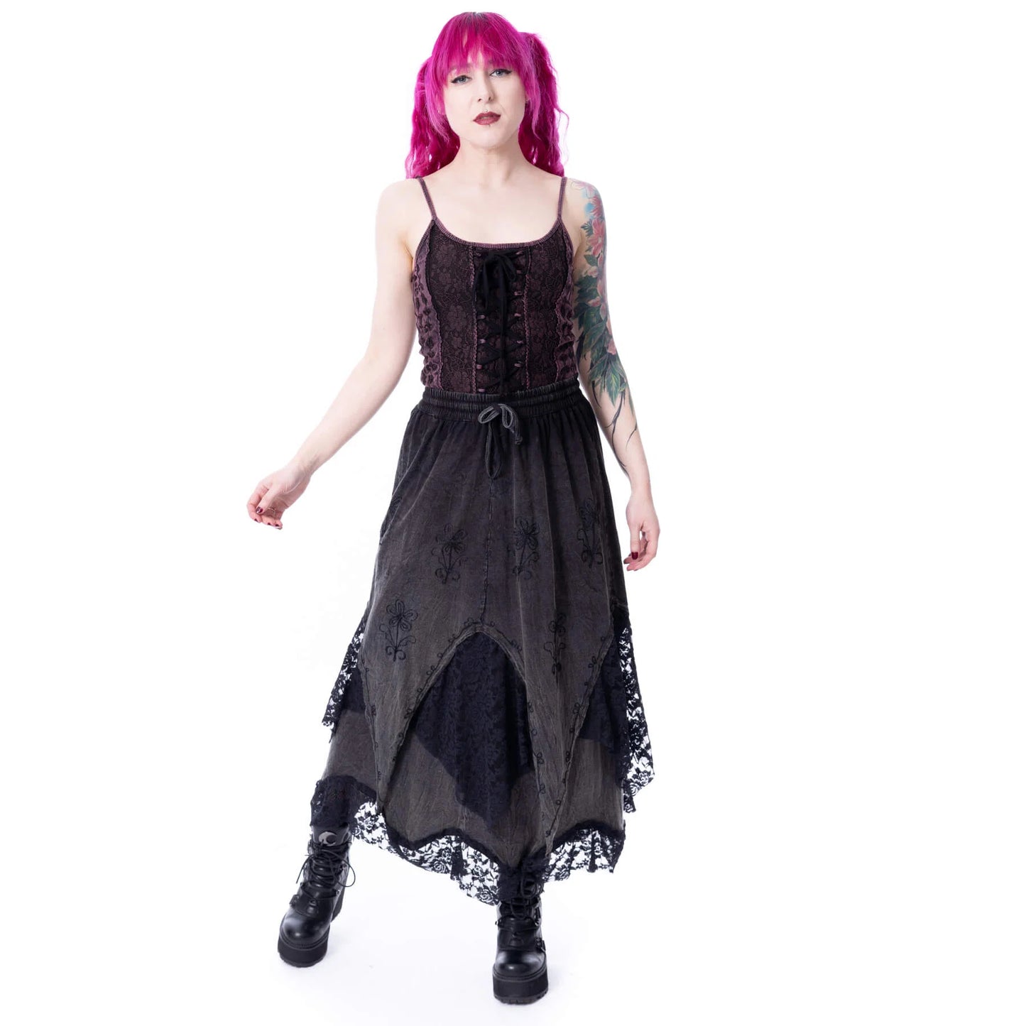 Schwarzer, langer, geschichteter Rock SOLEA SKIRT mit Stickelementen und Spitzenstoffeinsätzen von Innocent