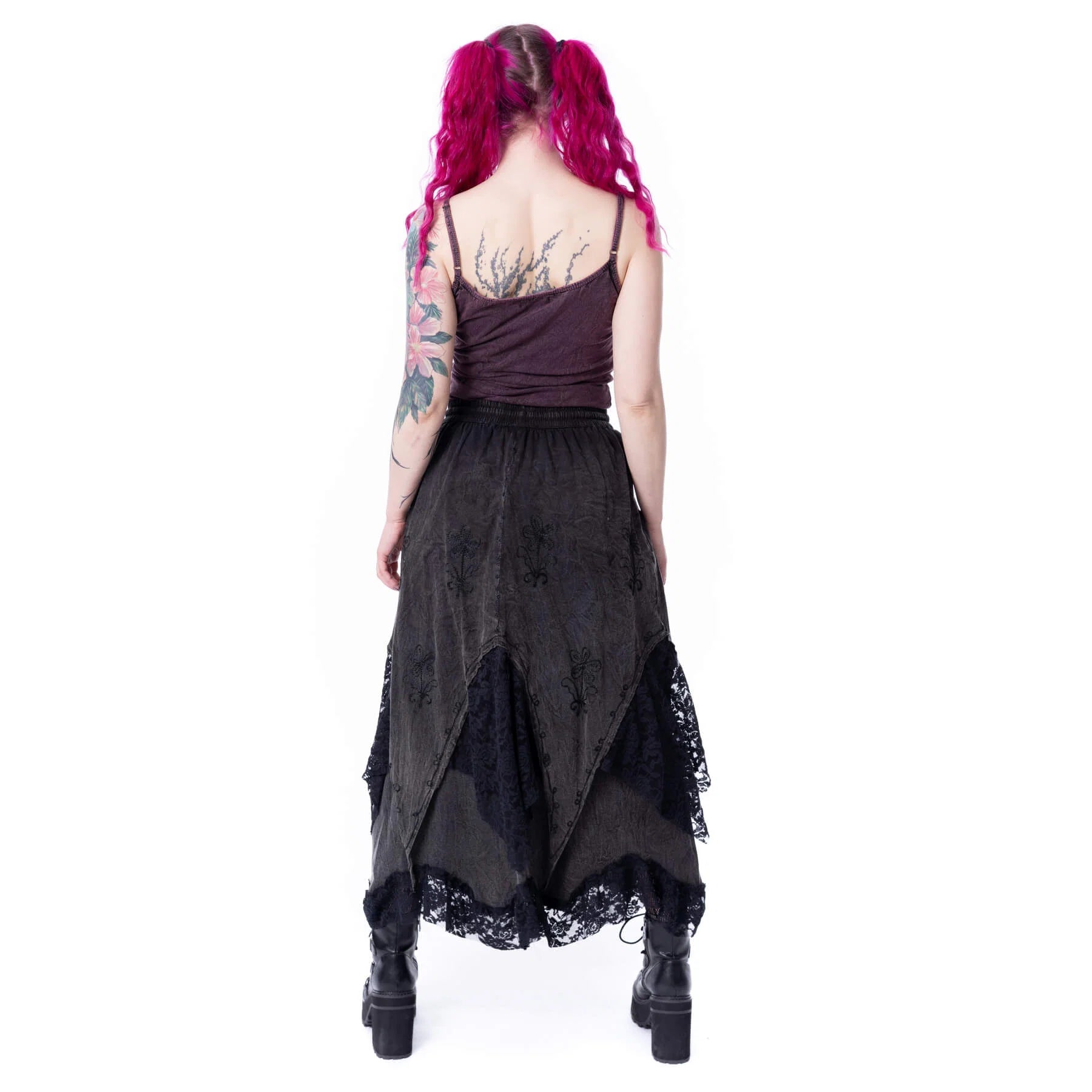Schwarzer, langer, geschichteter Rock SOLEA SKIRT mit Stickelementen und Spitzenstoffeinsätzen von Innocent