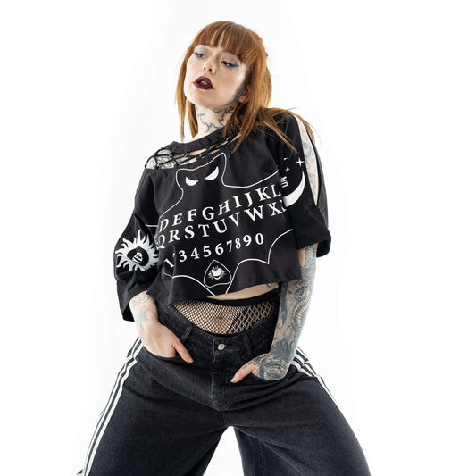 Schwarzes, bauchfreies Oberteil SPIRIT BAT TOP im Allover-Ouijadesign von Heartless