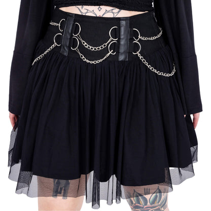 Nahaufnahme des schwarzen TANIA SKIRT mit Mesh und Deko-Ketten von Heartless