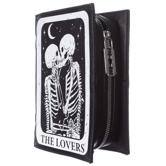 Schwarze, rechteckige Tasche THE LOVERS TAROT BAG mit Skelett-Print und Rasierklingenanhänger von Heartless