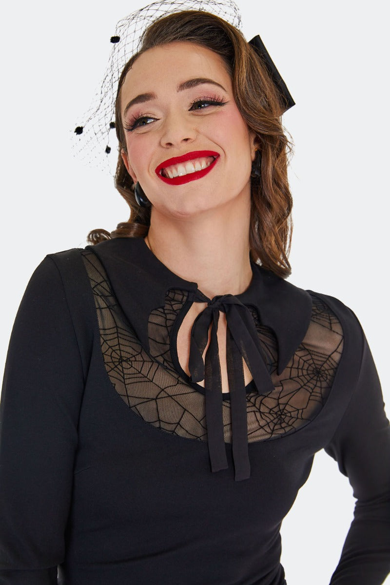 Schwarzes Oberteil Bat Collar Web Lace Top mit Spinnennetzmuster und Mesh am Ausschnitt von Voodoo Vixen