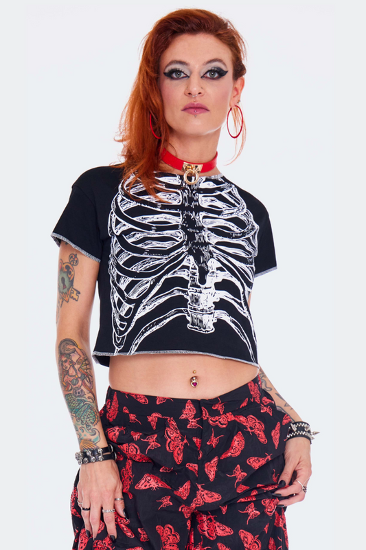 Schwarz-weißes, bauchfreies Shirt Ribs Printed Cropped T-Shirt Black mit Brustkorbmuster von Jawbreaker