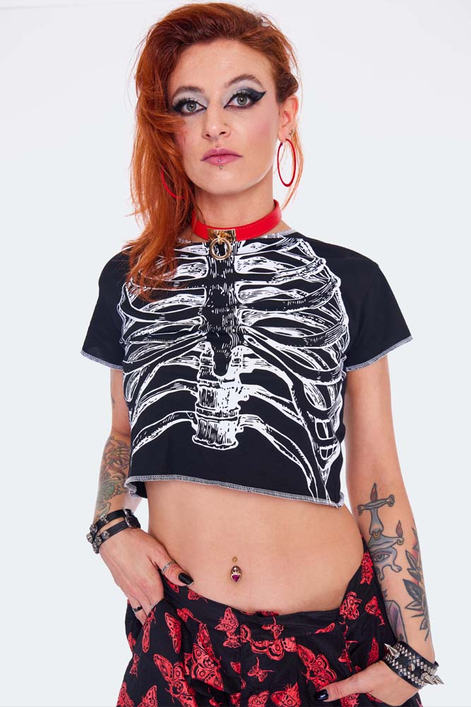 Schwarz-weißes, bauchfreies Shirt Ribs Printed Cropped T-Shirt Black mit Brustkorbmuster von Jawbreaker