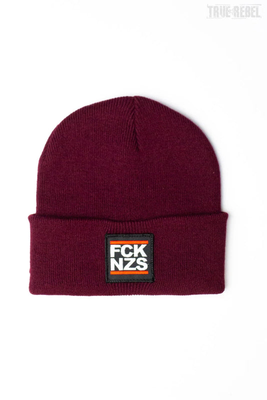 Rotes Beanie FCK NZS Burgundy mit FCK NZS Logo Aufnäher von True Rebel