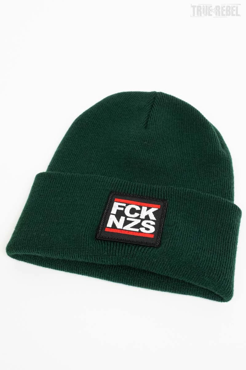 Grüne Beanie FCK NZS Green mit FCK NZS Logo Aufnäher von True Rebel