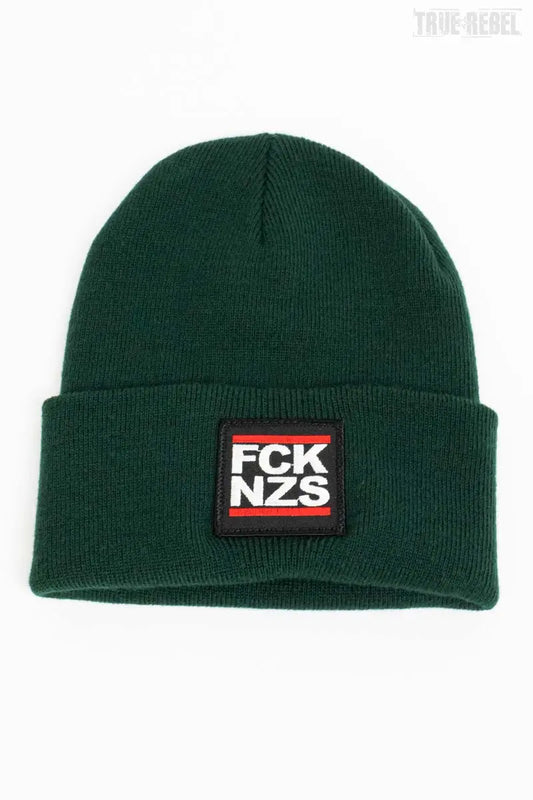 Grünes Beanie FCK NZS Green mit FCK NZS Schriftzug von True Rebel