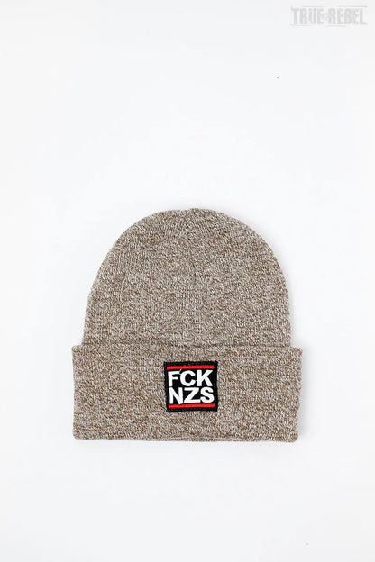 Braungraues Beanie FCK NZS Heather Oatmeal mit FCK NZS Schriftzug von True Rebel