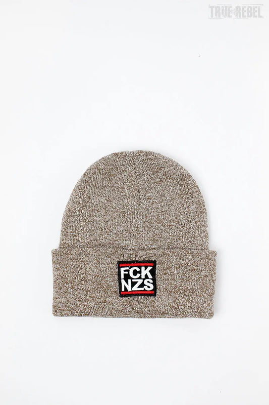 Braungraues Beanie FCK NZS Heather Oatmeal mit FCK NZS Schriftzug von True Rebel