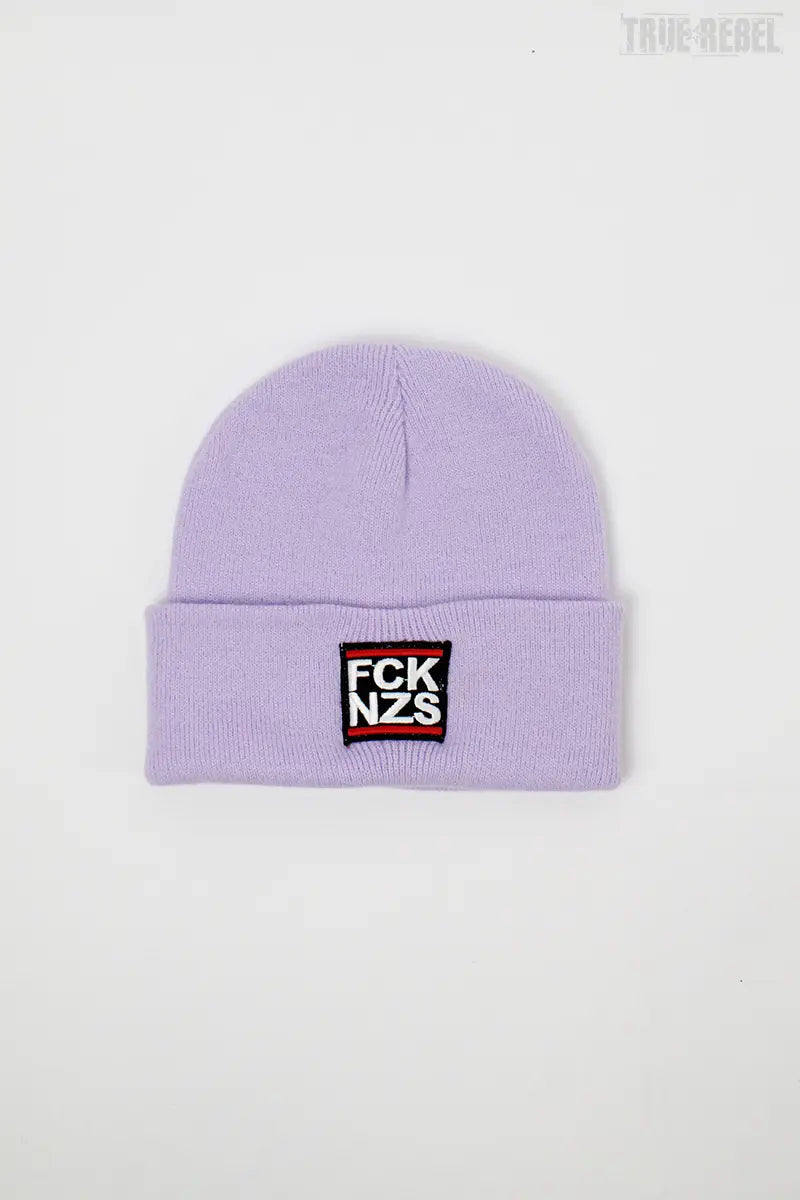 Pastellilanes Beanie FCK NZS Lavender mit FCK NZS Schriftzug von True Rebel