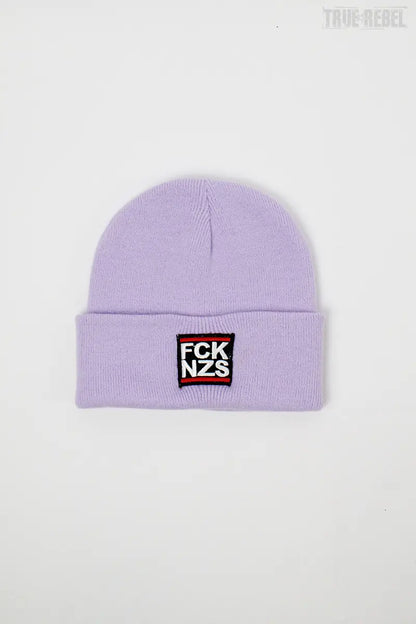 Pastellilanes Beanie FCK NZS Lavender mit FCK NZS Schriftzug von True Rebel