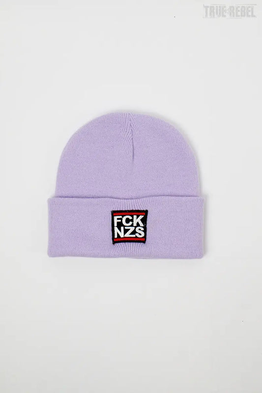 Pastellilanes Beanie FCK NZS Lavender mit FCK NZS Schriftzug von True Rebel
