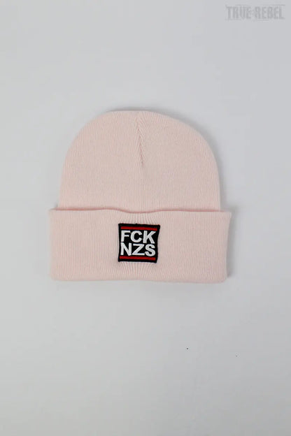 Rosanes Beanie FCK NZS Pastel Pink mit FCK NZS Schriftzug von True Rebel